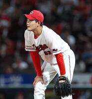 １１回、甲斐に勝ち越しとなるソロを浴び、膝に手をやる岡本（撮影・北村雅宏）