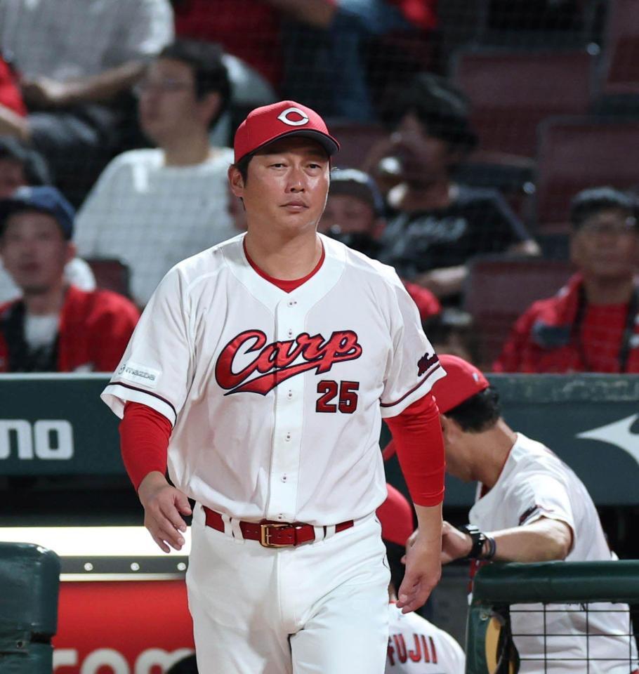 ４回を終え、選手交代を告げにベンチを出る新井監督（撮影・北村雅宏）