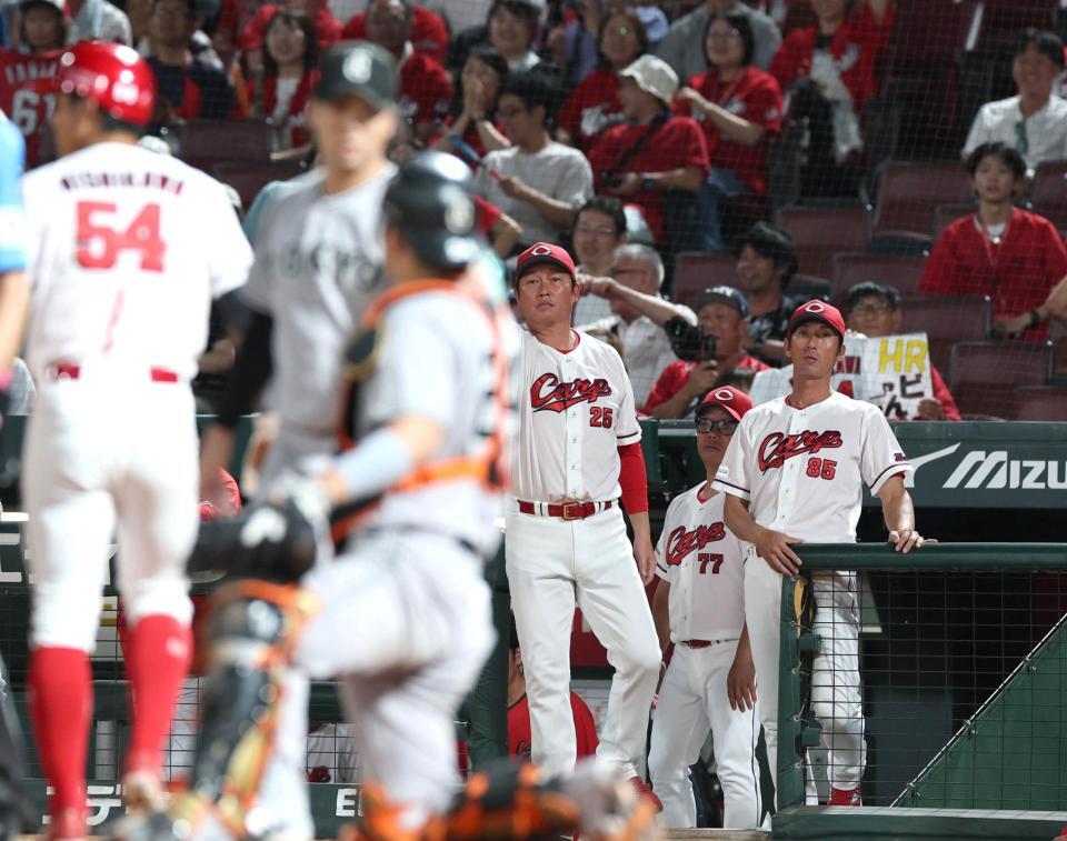 ５回、西川の本塁タッチアウト判定に、リクエストする新井監督（中央）＝撮影・北村雅宏
