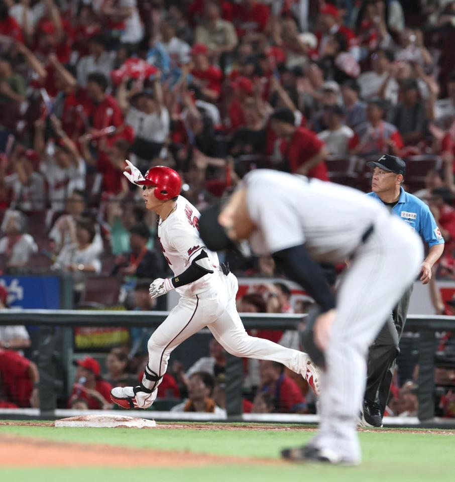 ８回、逆転となる２ランを放ち、ダイヤモンドを回る佐々木（撮影・北村雅宏）