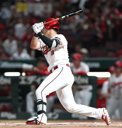 ６回、空振り三振に倒れる佐々木（撮影・北村雅宏）