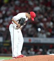 ４回、マウンドで下を向く森（撮影・北村雅宏）