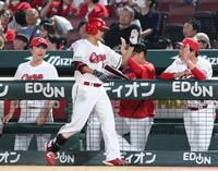 ５回、犠打を決め、新井監督（右）とタッチを交わす森（中央）＝撮影・北村雅宏