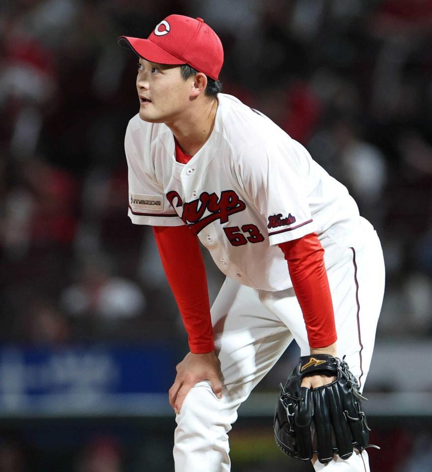 １１回、甲斐に勝ち越しとなるソロを浴び、膝に手をやる岡本（撮影・北村雅宏）