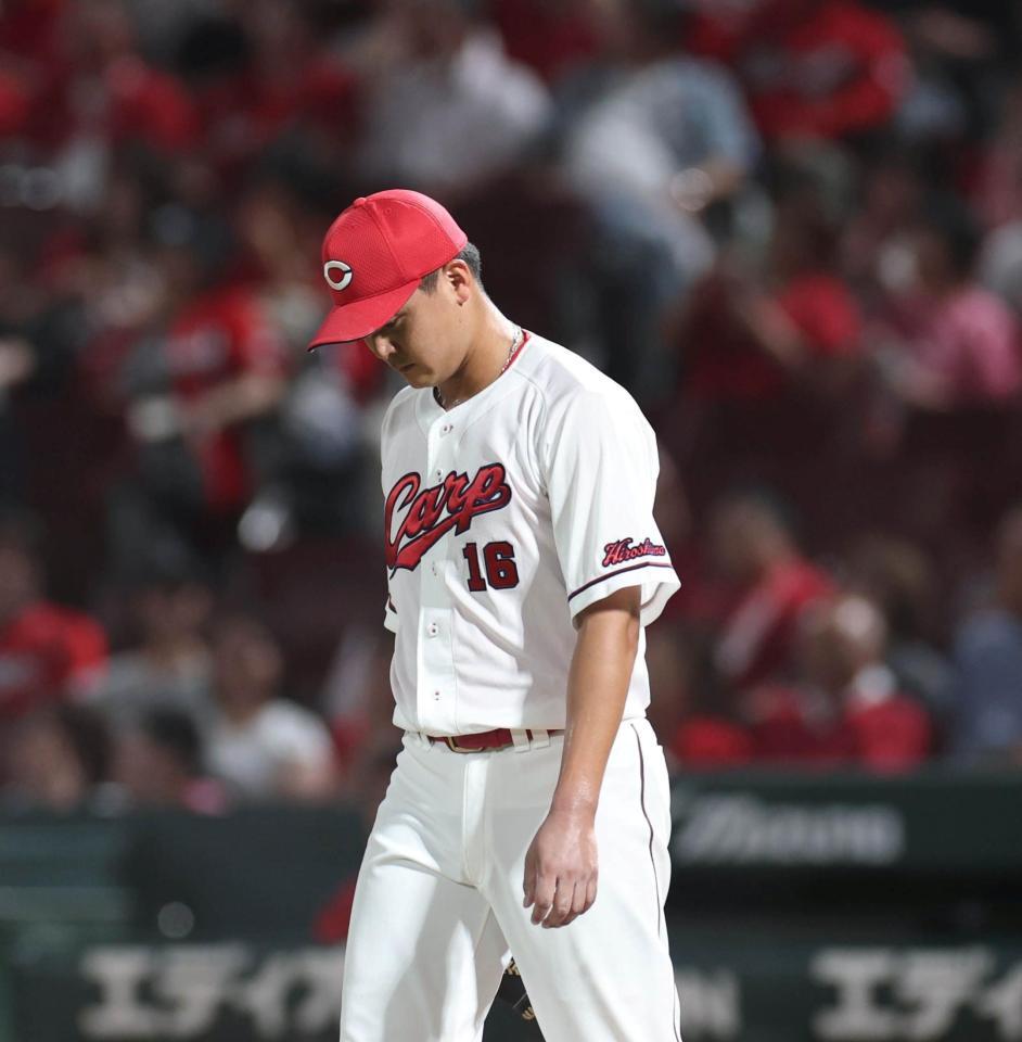 ６回、佐々木に適時打を浴び、肩を落とす森（撮影・北村雅宏）