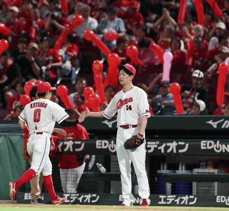 ７回、無失点で切り抜け、勝田（左）とタッチを交わす大瀬良