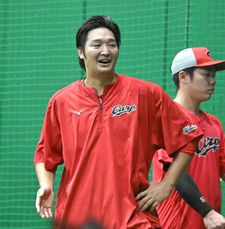 リラックスムードで調整する床田（撮影・飯室逸平）