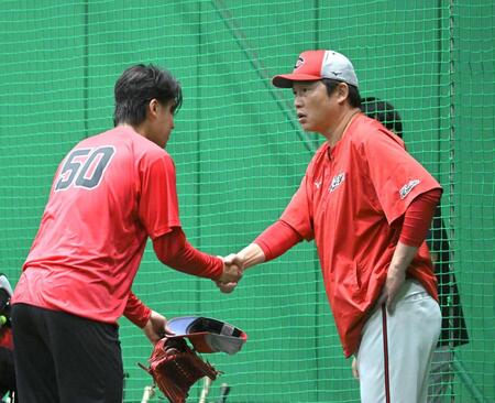 杉田と握手を交わす新井監督（撮影・飯室逸平）