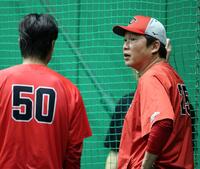 杉田（左）声を掛ける新井監督（撮影・山口登）