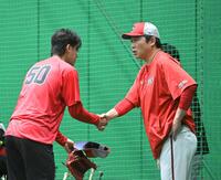 杉田と握手を交わす新井監督（撮影・飯室逸平）