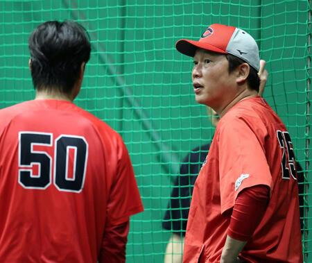 杉田（左）に声を掛ける新井監督（撮影・山口登）