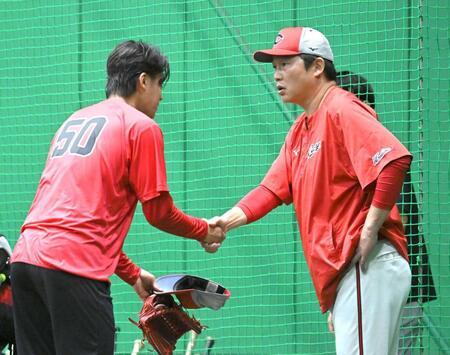 新井監督（右）と握手を交わす杉田