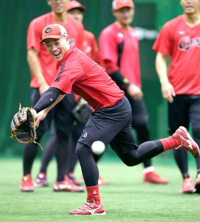 ノックの打球を笑顔で追う勝田（撮影・山口登）