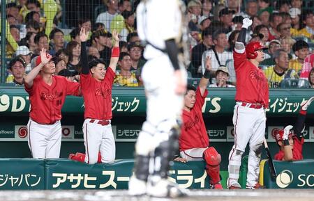 ７回、菊池の先制適時二塁打を喜ぶ広島ベンチ（撮影・西田忠信）