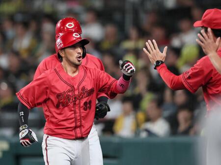 ７回、生還した菊池はナインとタッチを交わす（撮影・田中太一）