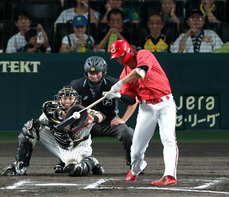 ７回、左前に２点適時打を放つ中村奨（捕手・伏見）＝撮影・山口登