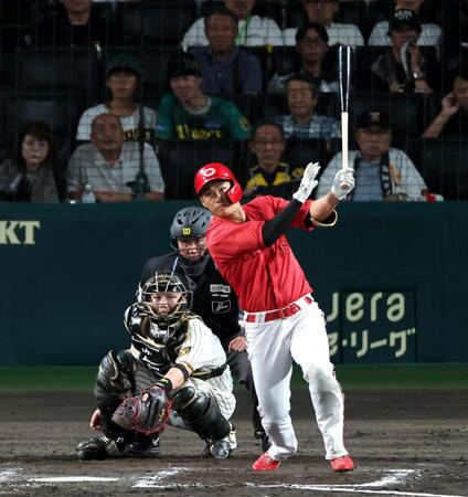 ９回、中前打を放つ中村奨（捕手・伏見）＝撮影・山口登