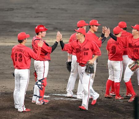 阪神に勝利してタッチを交わす中村奨（中央）らカープナイン（撮影・立川洋一郎）