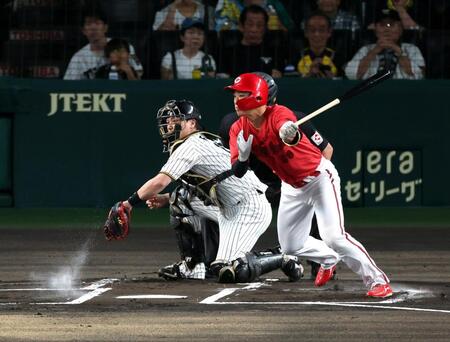 １回、二塁内野安打で出塁する中村奨（撮影・山口登）