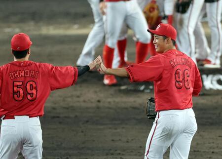 阪神に勝利し、中村奨（右）は笑顔で大盛とタッチする（撮影・山口登）
