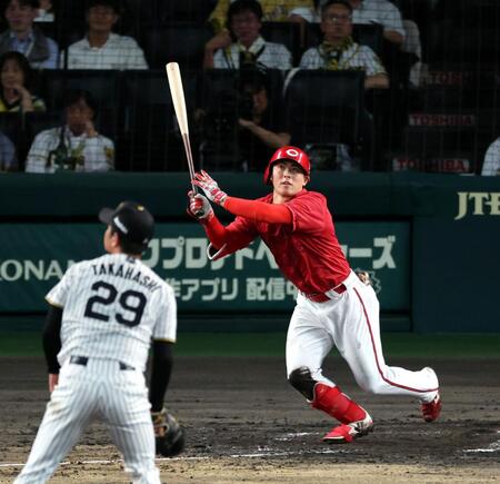 ４回、中前打を放つ佐藤啓（投手・高橋）＝撮影・山口登
