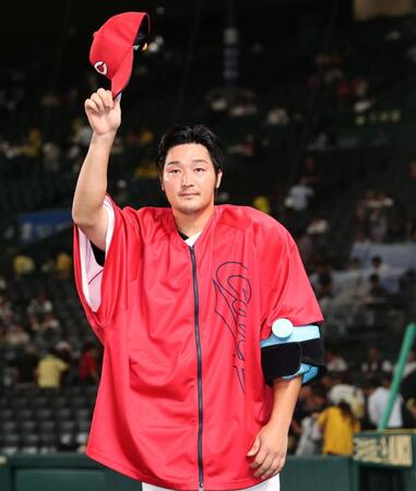 白星を挙げた床田はファンの声援に応える（撮影・田中太一）