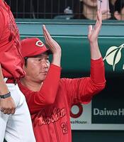 ７回、菊池の先制適時二塁打を喜ぶ新井監督（撮影・西田忠信）