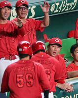 ７回、中村奨の２点適時打で生還した（手前左から）大盛、菊池を迎える新井監督（右）＝撮影・立川洋一郎