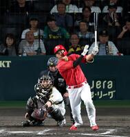 ９回、中前打を放つ中村奨（捕手・伏見）＝撮影・山口登