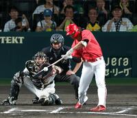 ７回、左前に２点適時打を放つ中村奨（捕手・伏見）＝撮影・山口登