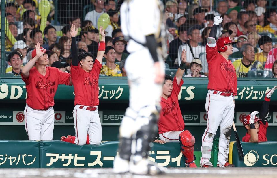 ７回、菊池の先制適時二塁打を喜ぶ広島ベンチ（撮影・西田忠信）