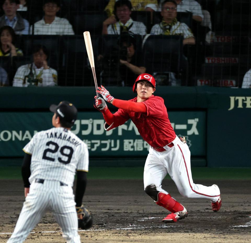 ４回、中前打を放つ佐藤啓（投手・高橋）＝撮影・山口登