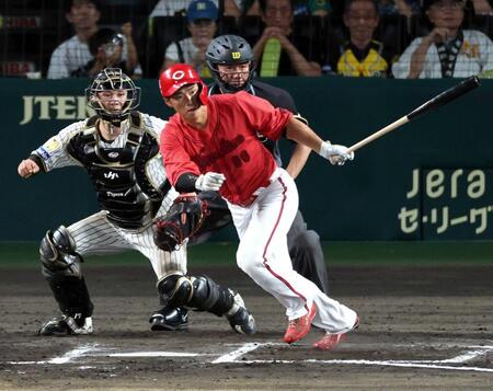 ７回、左前に２点適時打を放つ中村奨（撮影・山口登）
