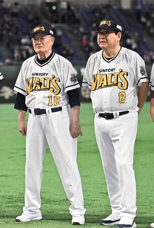 ザ・プレミアム・モルツ球団の張本勲氏（左）と山本浩二氏＝７月２７日