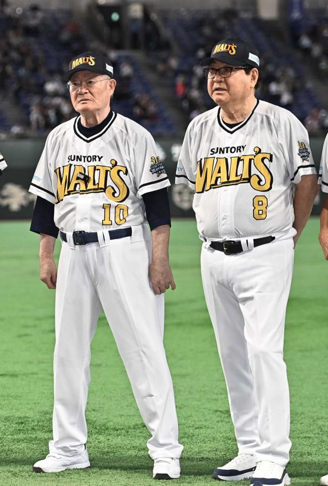 ザ・プレミアム・モルツ球団の張本勲氏（左）と山本浩二氏＝７月２７日