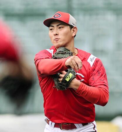 シートノックを受ける佐藤啓（撮影・田中太一）