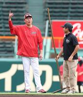 広島 鈴木福がファインプレー！フェンスに跳ね返ったファウルを
