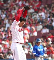 ４回、マウンドで汗を拭う栗林（撮影・北村雅宏）