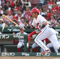 ８回、中前打を放つ代打・野間（撮影・北村雅宏）