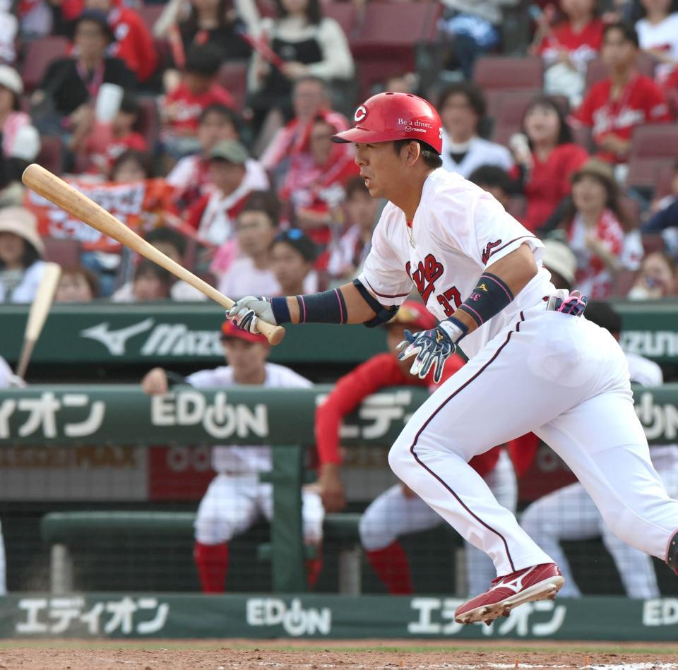 ８回、中前打を放つ代打・野間（撮影・北村雅宏）