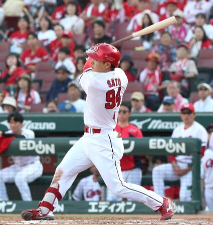 ８回、２ランを放つ佐藤啓（撮影・北村雅宏）