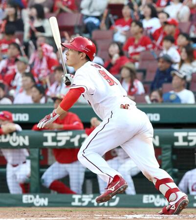 ８回、２ランを放つ佐藤啓（撮影・北村雅宏）