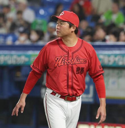 ５回、選手交代を告げた新井監督（撮影・佐々木彰尚）