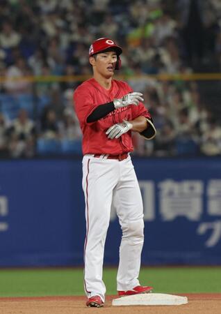 ８回、３本目となる二塁打を放った中村奨（撮影・佐々木彰尚）