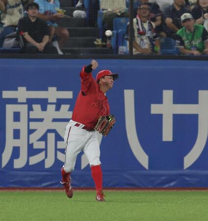 １回、サンタナの中前打で二塁へ送球する大盛。二進を阻止（撮影・佐々木彰尚）