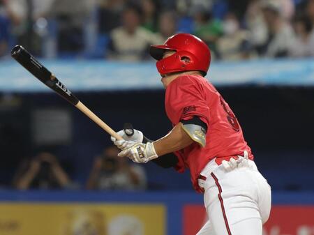 ４回、中村奨は左中間に二塁打を放つ（撮影・佐々木彰尚）