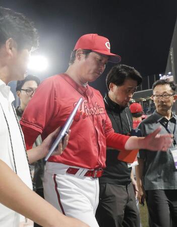 引き揚げる新井監督（撮影・佐々木彰尚）