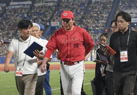引き揚げる新井監督（撮影・佐々木彰尚）
