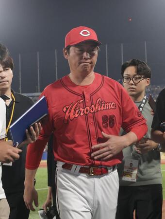 球場を後にする新井監督（撮影・佐々木彰尚）
