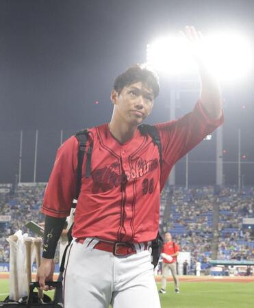 声援に応える中村奨（撮影・佐々木彰尚）
